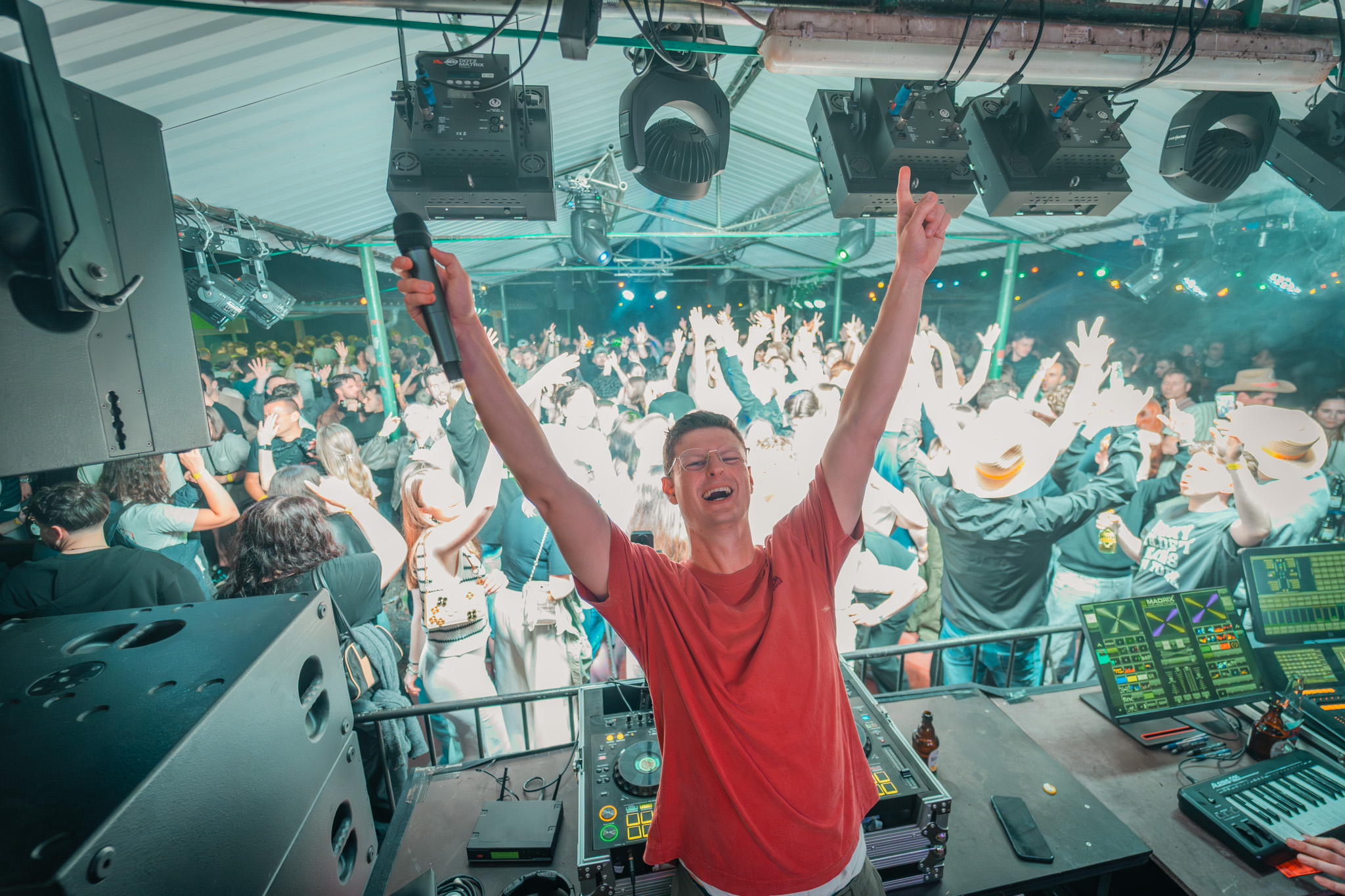 DJ Stefan Nöken vor einer feiernden Menge
