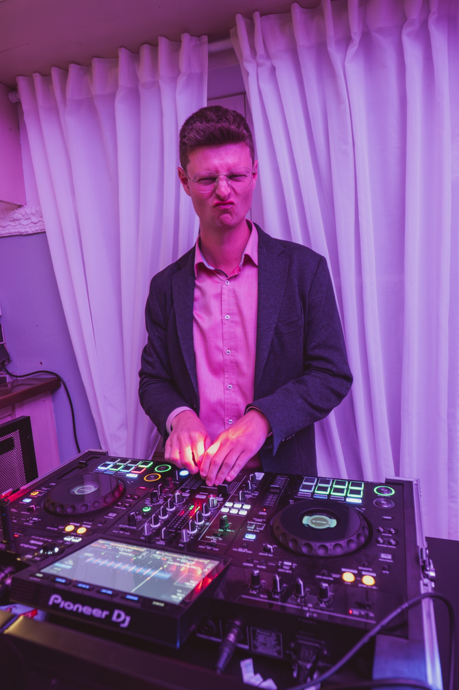 DJ-Moment im magentafarbenen Licht