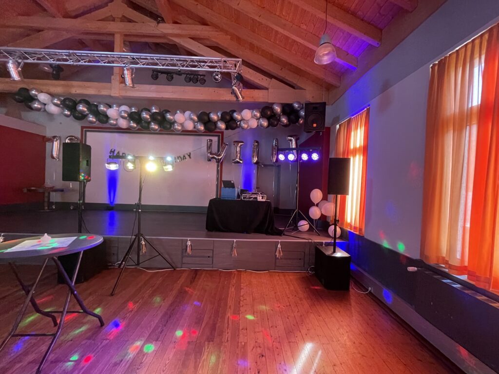 Mobiles DJ-Setup mit Ton- und Lichttechnik